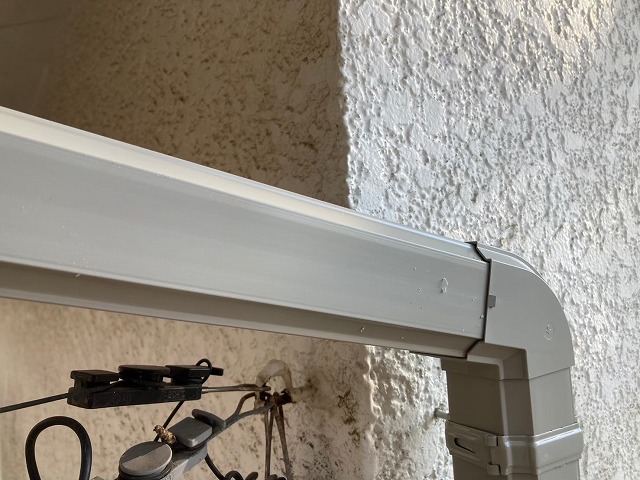 雨樋交換工事のエルボを用いた接続状況