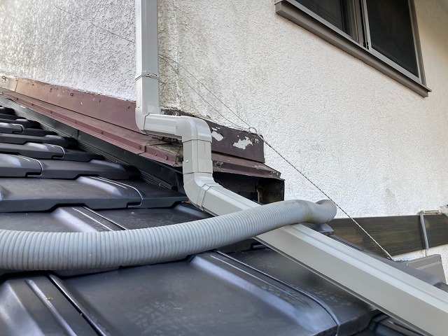 雨樋交換工事でエルボなどの部材を組み合わせて竪樋と這樋を接続