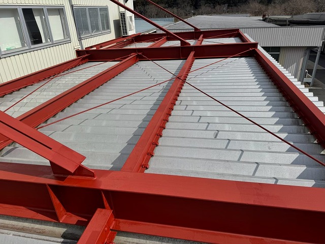 倉庫建物屋根鉄骨塗装工事の「SKマイルドボーセイ」を用いた下塗りが完了