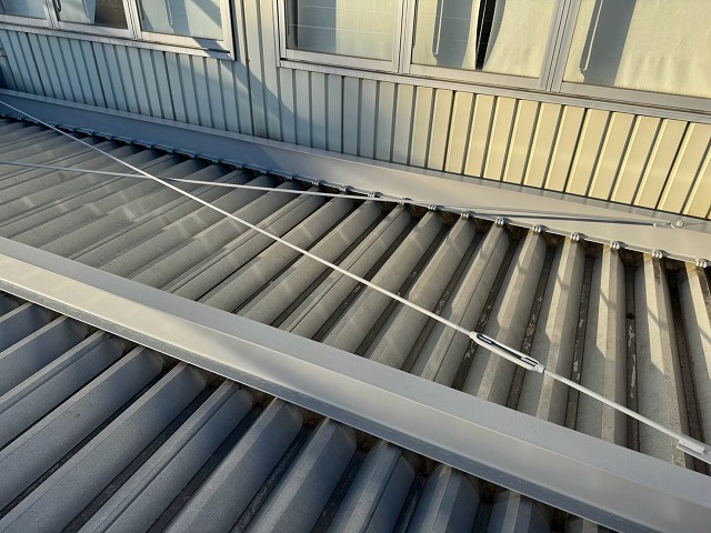 倉庫建物屋根鉄骨塗装工事のアクリルシリコン樹脂塗料を用いた上塗りが完了