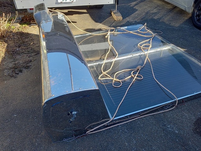 葺き替え工事で取り外しが完了した太陽熱温水器