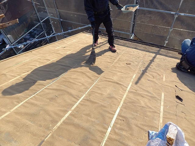 屋根葺き替え工事の瓦撤去後の大屋根清掃状況
