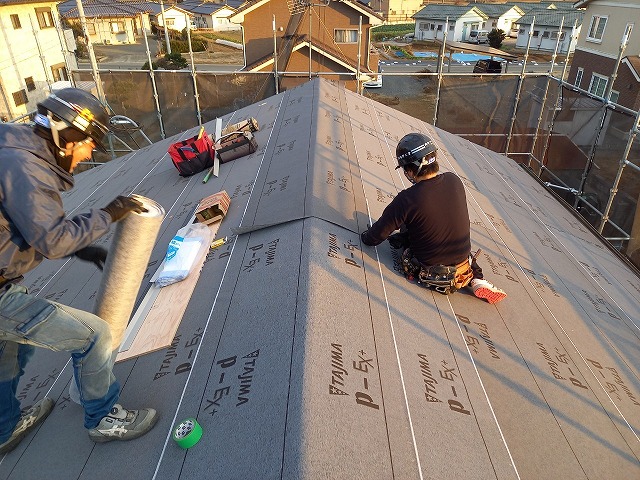 屋根葺き替え工事の大棟部への改質アスファルトルーフィング敷設
