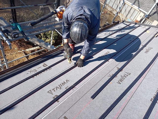 屋根葺き替え工事で樹脂製の瓦桟を野地板へ留め付け