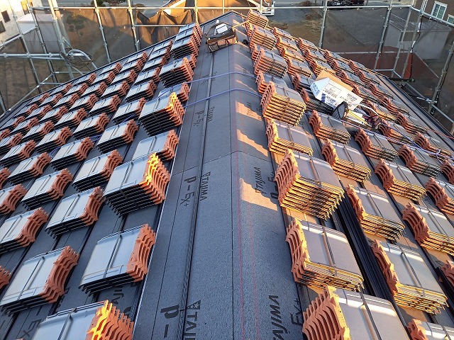 屋根葺き替え工事で使用する防災F形瓦「スーパートライ」の搬出が完了