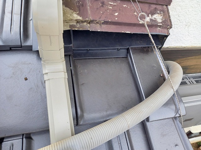 屋根葺き替え工事で雨押え板金の取り付けが完了