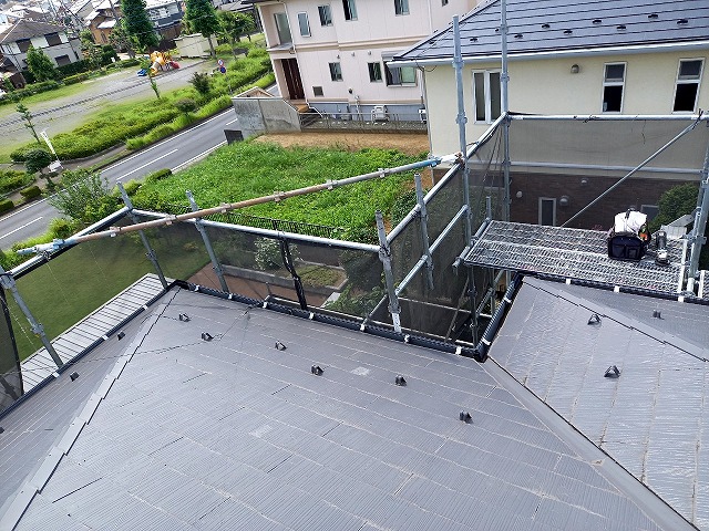 コロニアル屋根に色あせや塗膜剥がれなどの劣化が現れている状況