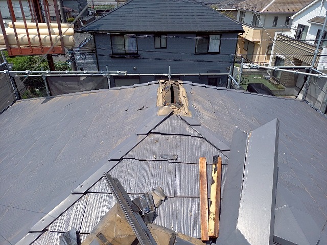 屋根カバー工事の棟板金の撤去が完了