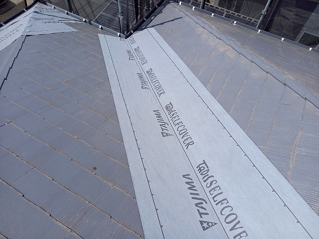 屋根カバー工事の谷部への防水シート敷設