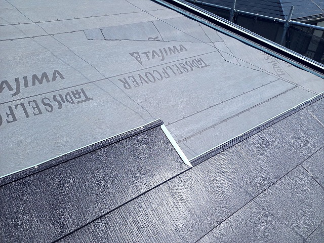 超高耐久ガルバ屋根「スーパーガルテクト」の横ジョイント部分