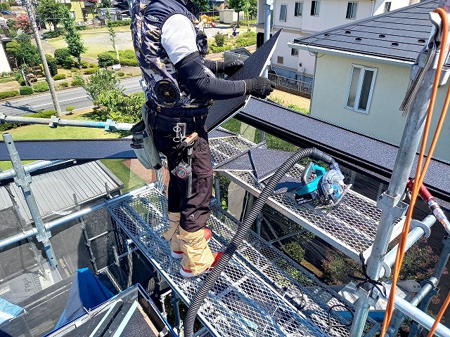 屋根カバー工事で超高耐久ガルバ屋根「スーパーガルテクト」をカットしている様子