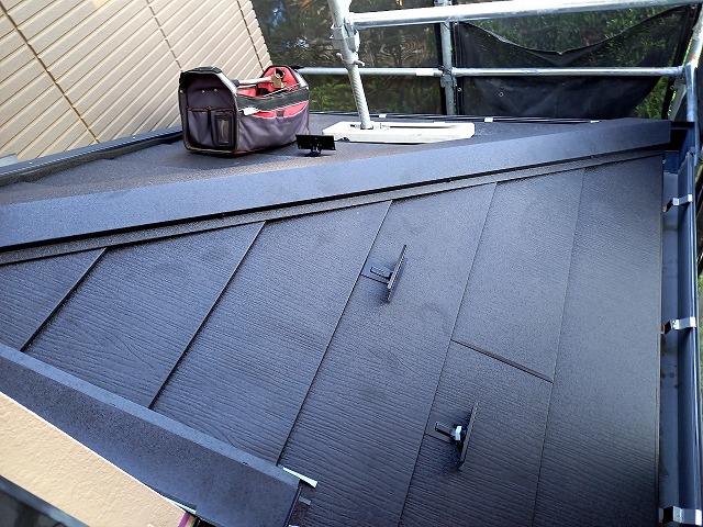 屋根カバー工事の下屋根隅棟部への棟包み取り付け