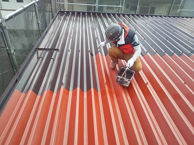 アパート建物折板屋根塗装工事のNAD特殊シリコン樹脂屋根用塗料による中塗り