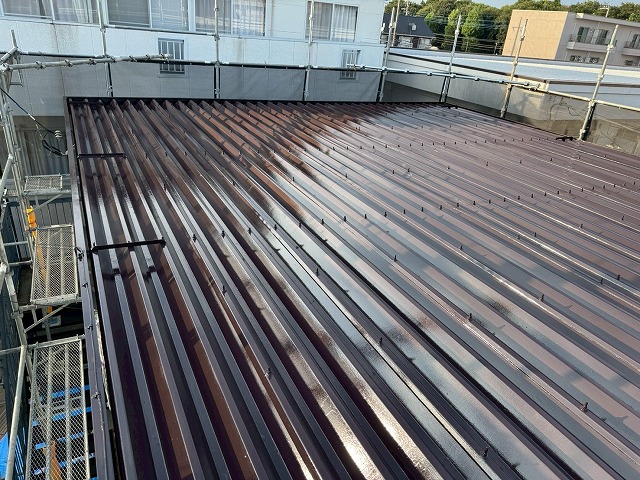 アパート折板屋根塗装工事の「エスケープレミアムルーフSi」を用いた上塗りが完成