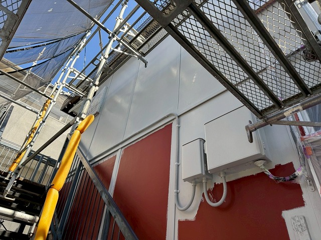 金属サイディング外壁塗装の「エスケープレミアムシリコン」による中塗りの様子