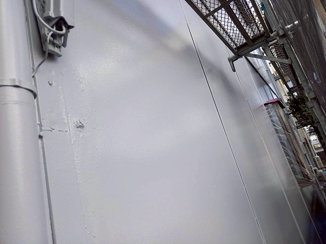 アパート外壁塗装工事の金属サイディングに対する3回塗りが完了