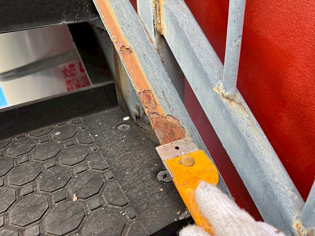 アパート外部鉄骨階段塗装工事のヘラを使ったケレン処理