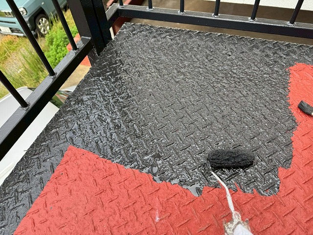 アパート外部鉄骨階段塗装工事の踊り場への中塗り