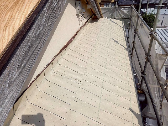 屋根葺き替え工事の外壁との取り合い部防水シート立ち上げ状況