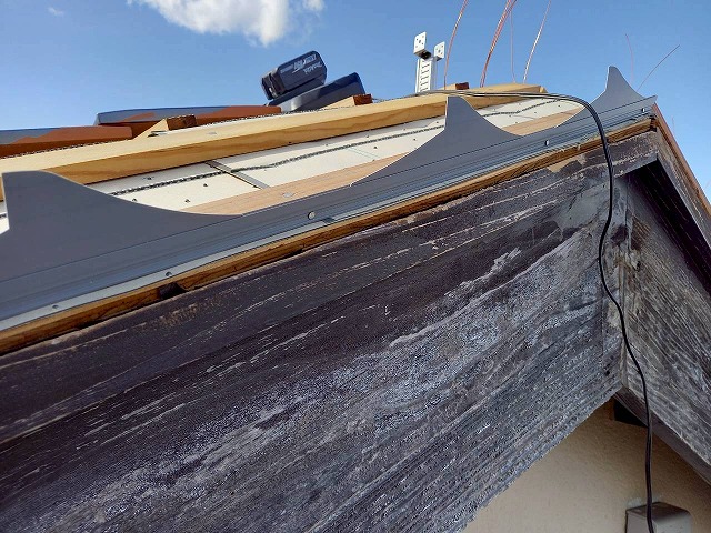 屋根葺き替え工事の箕甲部への面戸部材の取り付け
