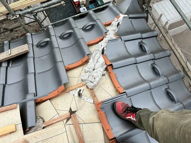 屋根葺き替え工事の隅棟部の瓦屋根施工