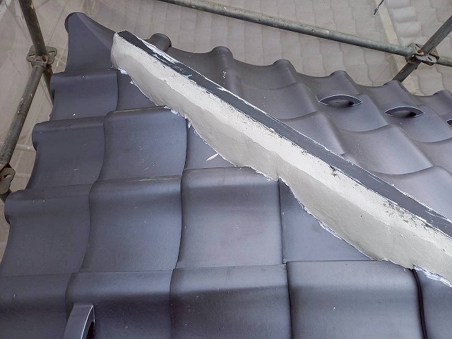 屋根葺き替え工事の漆喰材塗り固めによる棟瓦の土台が完成