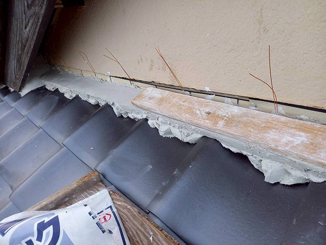 屋根葺き替え工事で下屋根と外壁との取り合い部にモルロックで土台づくり