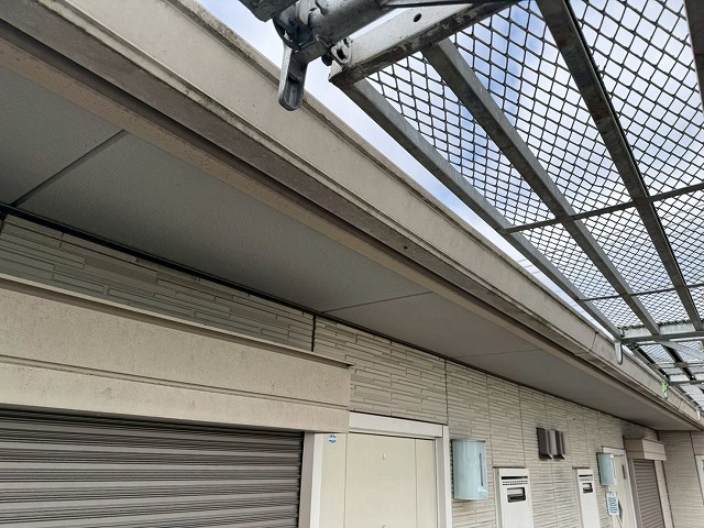 アパート建物軒樋の劣化状況