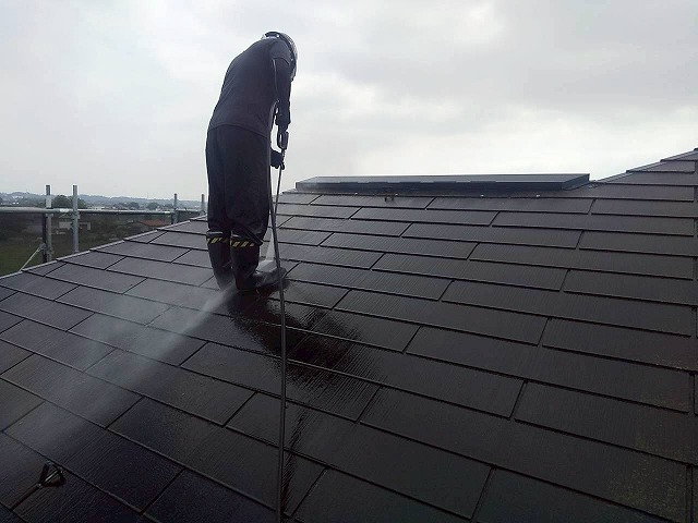 アパート屋根塗装高圧洗浄工程でカラーベスト屋根の汚れや古い塗膜を落としている様子