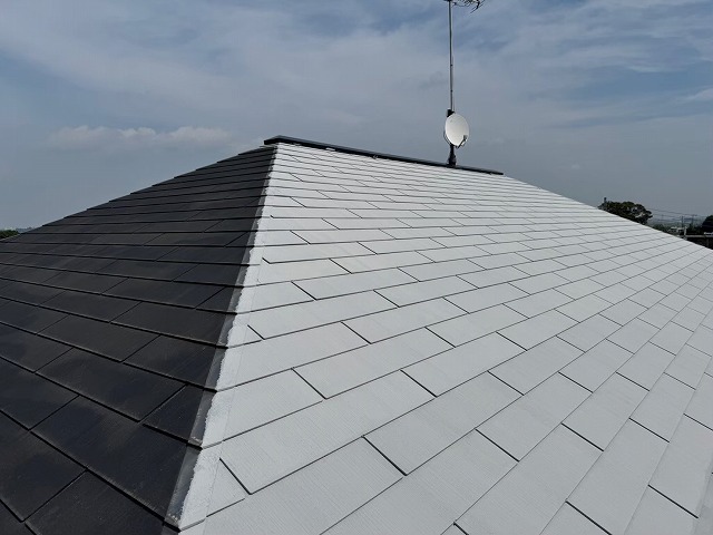 カラーベスト屋根塗装工事のカチオン系下地調整材を用いた下塗り施工