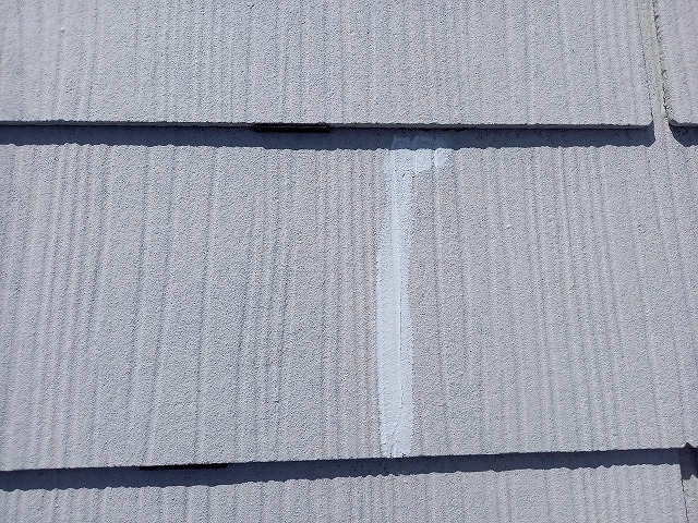 カラーベスト屋根のひび割れにコーキングを充填して表面を整えた状況