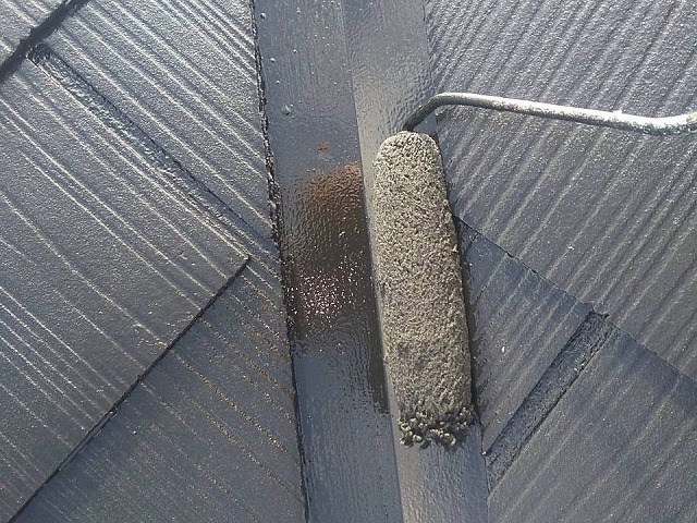 アパート屋根塗装工事の谷板金への上塗り施工
