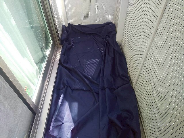 アパート建物塗装工事の付帯部塗装前に行ったベランダ床への養生