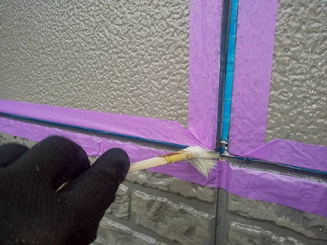 シーリング打ち替え工事の目地部へのプライマー塗布