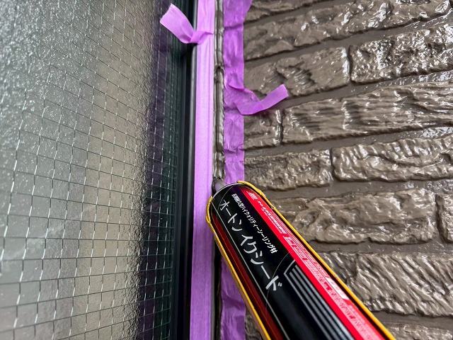 シーリング打ち替え工事でサッシまわりへの「オートンイクシード」の充填