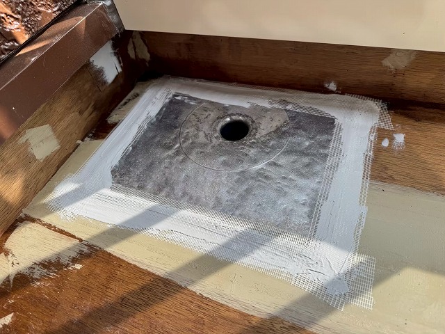 ベランダ防水工事の改修用ドレンの継ぎ目処理状況