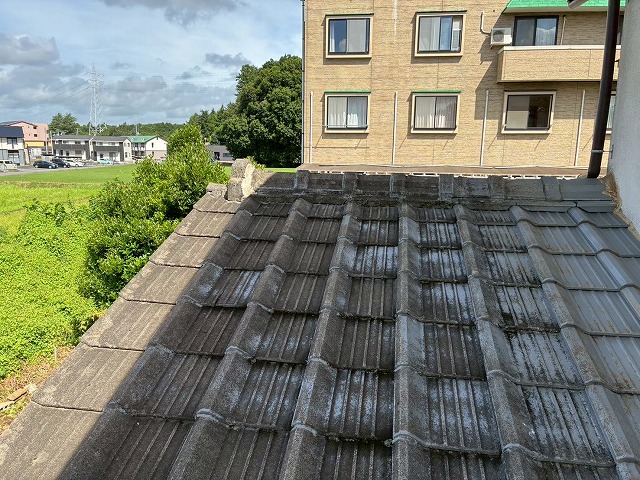 住宅の雨漏り調査でセメント瓦屋根の劣化状況を確認