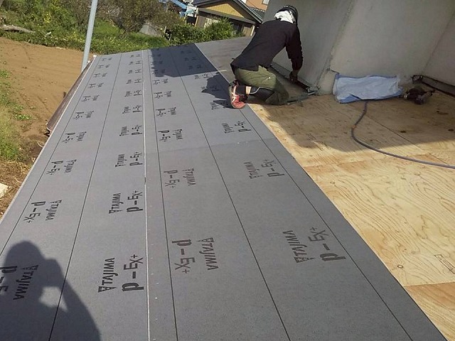屋根葺き替え工事の「PカラーEX+(プラス)」敷き込み状況