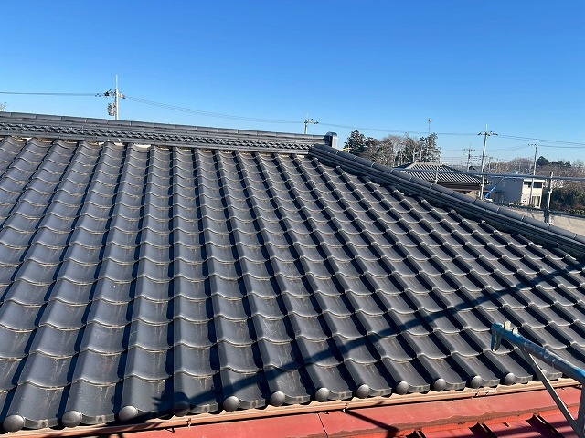 屋根葺き直し工事を行う住宅建物の足場設置後の状況