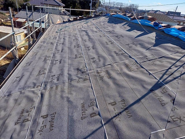 屋根葺き替え工事の改質アスファルトルーフィング「PカラーEX＋」の敷設が完了