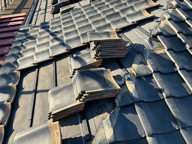 屋根葺き直し工事の隅棟部勝手瓦再設置