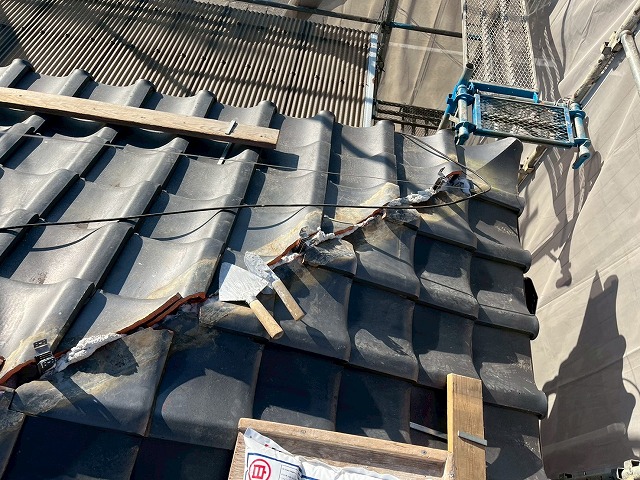 屋根葺き直し工事のモルロックによる隅棟部勝手瓦固定