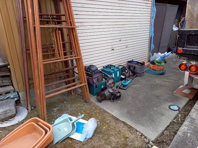 屋根葺き替え工事で使用する工具の配置