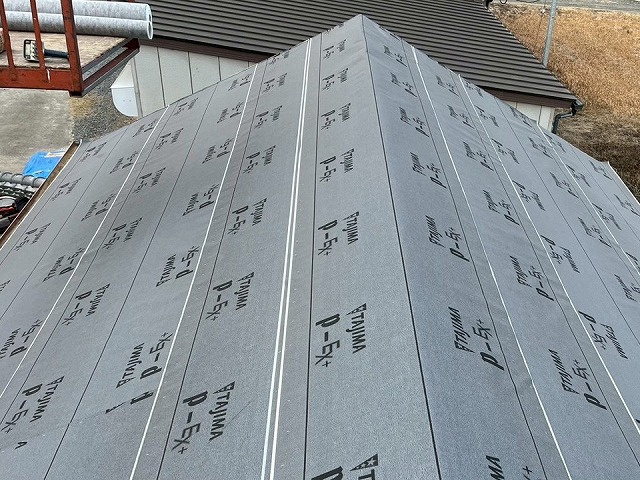 瓦屋根葺き替え工事で「PカラーEX＋」の敷設が完了