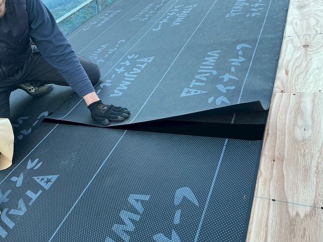 新築住宅屋根仕上げ工事の防水シートジョイント部の雨仕舞処理