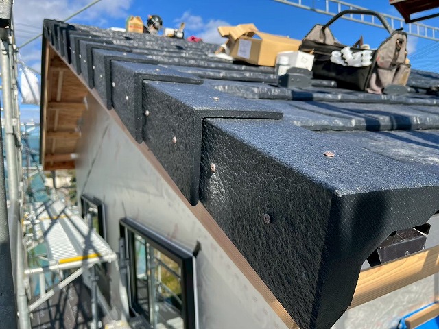 新築住宅屋根工事のケラバ同質役物設置が完了