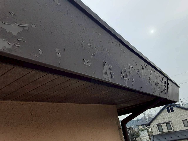 住宅樋隠しに塗膜剥がれを確認