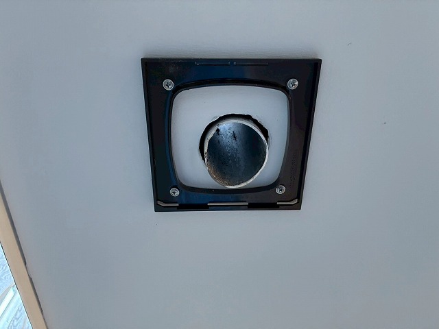 雨樋交換工事の軒天への集水器ベース部材取り付け状況