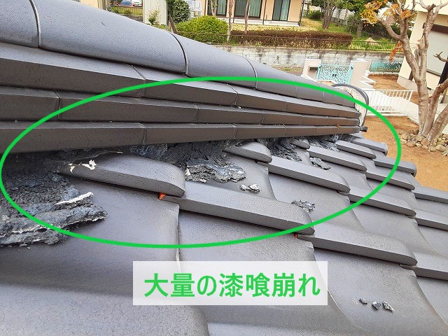 大量の漆喰崩れ　つくば市