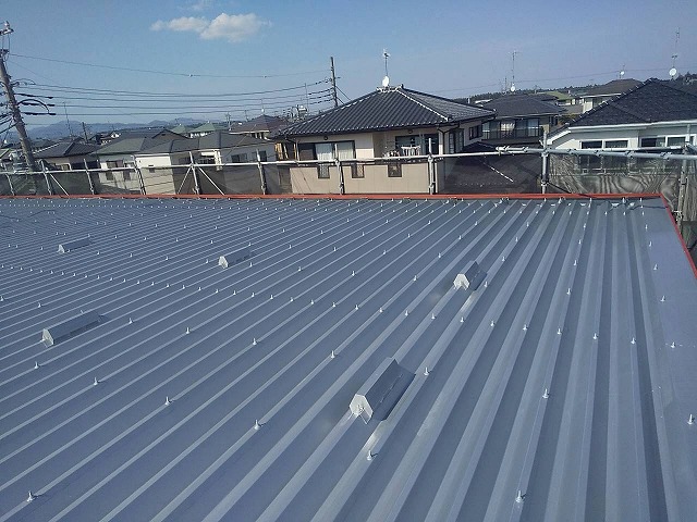 アパート折板屋根塗装工事の「ハイパーユメロックルーフ」による仕上げ塗装